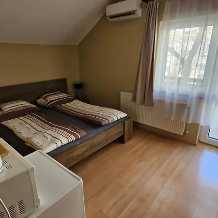 Rozsakert Apartmanhaz Penzion