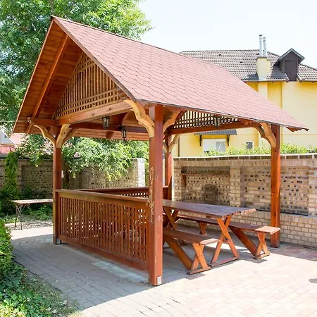 Rozsakert Apartmanhaz Penzion 3*
