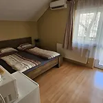 Rozsakert Apartmanhaz Guest house