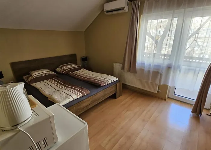 Rozsakert Apartmanhaz Гостевой дом