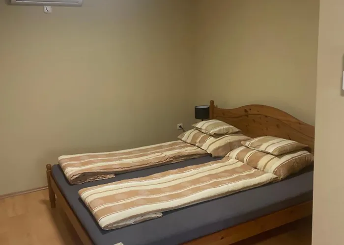 Rozsakert Apartmanhaz Гостевой дом Хайдусобосло