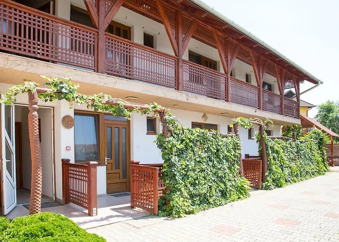 Rozsakert Apartmanhaz Гостевой дом 3*
