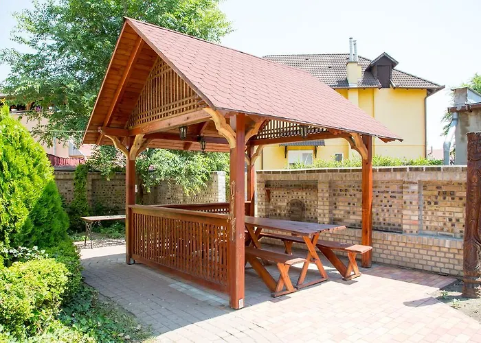 Rozsakert Apartmanhaz بيت ضيافة 3*